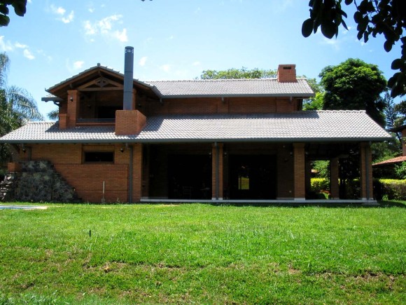 vivienda unifamiliar CDE. Country club casa ladrillos y tejas tradicional rústica