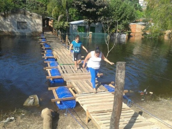 puente-con-elementos-reciclados-construido-en-zona-del-parque-caballero-de-asuncion-_595_446_1106408