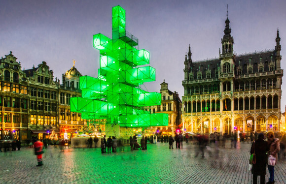 24 metros con formas cúbicas diseñado por los arquitectos franceses Pier Schneider y Francois Wunschel adorna la Grand Place de Bruselas